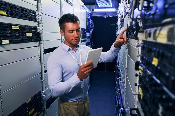 a datacenter technician viewing a note